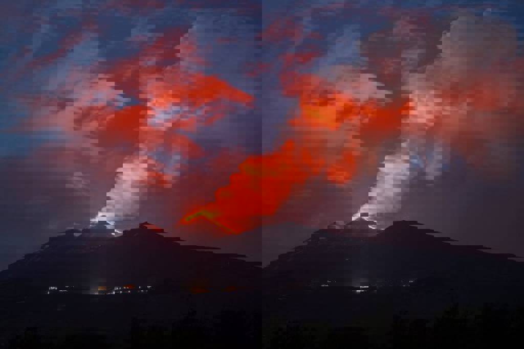Volkanlar art arda patlıyor! Önce Kanlaon sonra Etna…