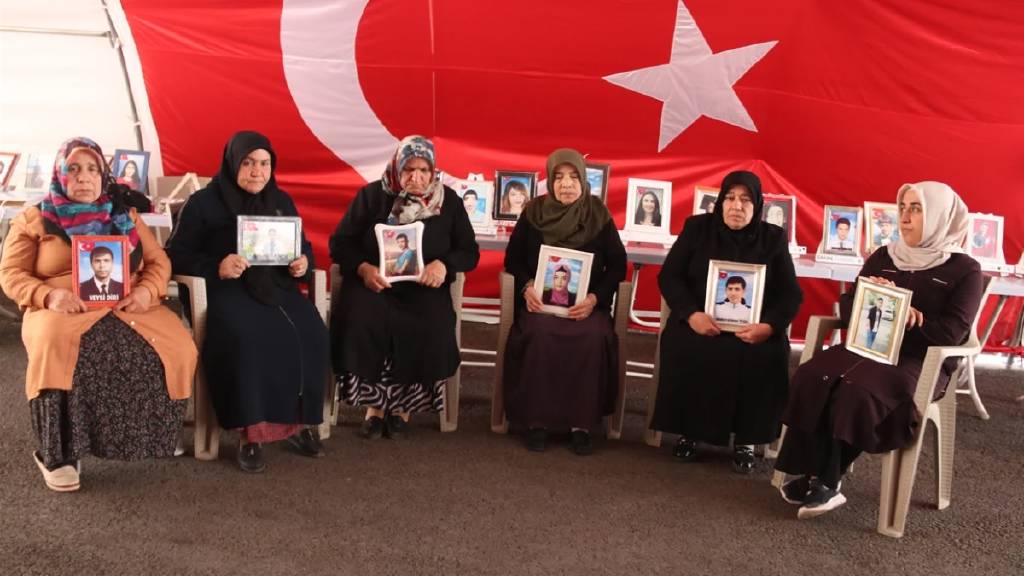 Diyarbakır anneleri, Anneler Günü’nde evlat hasretiyle nöbette...