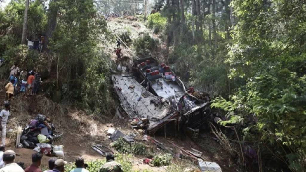 Sri Lanka’da yolcu otobüsü uçuruma yuvarlandı: 21 kişi öldü