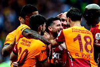 Galatasaray'da duygusal veda gecesi: Galibiyet göz yaşlarıyla kutlandı