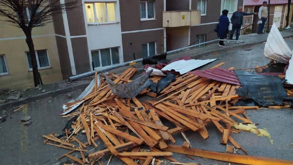 Bayburt'ta fırtına evlerin çatılarını uçurdu!