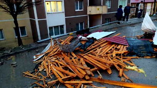 Bayburt'ta fırtına evlerin çatılarını uçurdu!