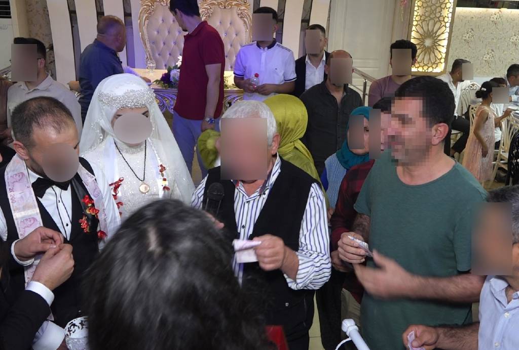 'Davetsiz' hırsız! Pasta yedi, şakalaştı, takıları çaldı…