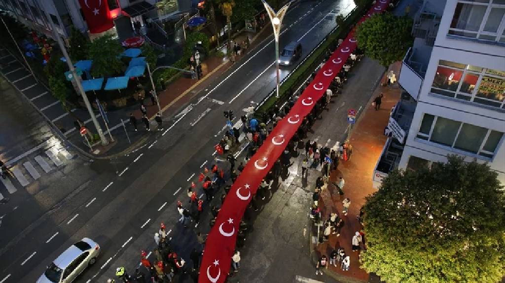 Samsun’da 1919 metrelik bayrakla yağmur altında muhteşem yürüyüş