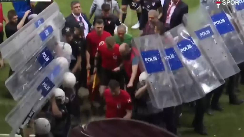 Elazığspor-Vanspor maçında olay: Hakem yaralandı, maç tatil edildi