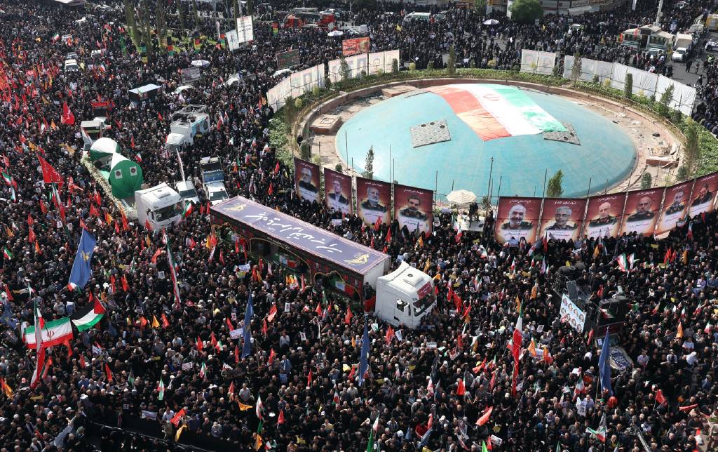 İran’da yas var! İsrail saldırılarında hayatını kaybeden 60 kişi son yolculuğuna uğurladı…