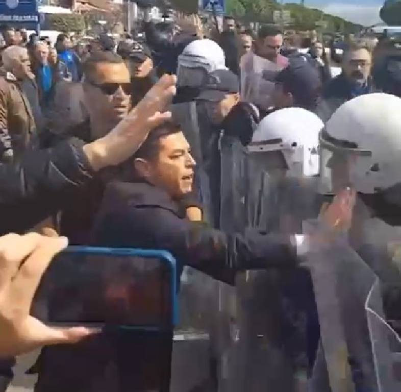 Polis barikatına saldıran CHP’li başkana kamu davası! Hakaretten yargılanacak…