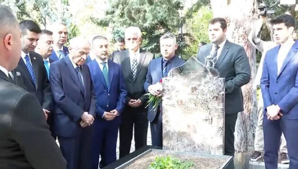 MHP lideri Devlet Bahçeli, Türkeş'in kabrini ziyaret etti