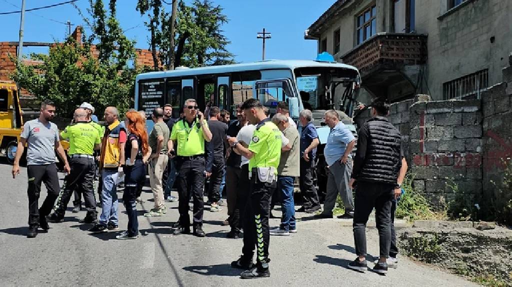 Freni patlayan yolcu minibüsü duvara çarptı