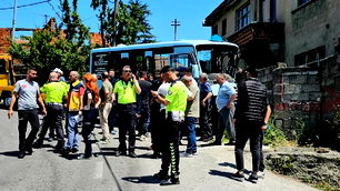 Freni patlayan yolcu minibüsü duvara çarptı