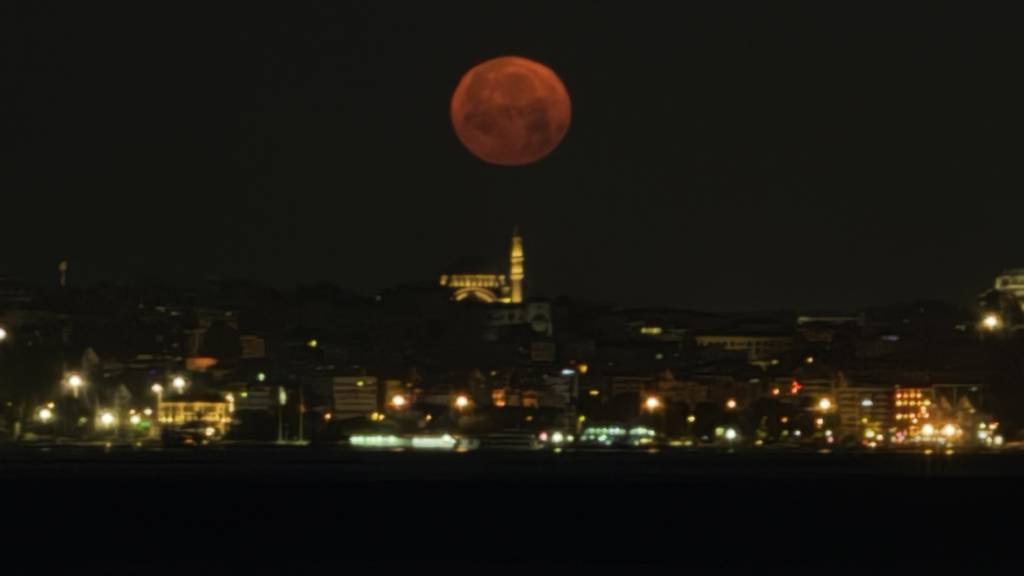Eşsiz görüntüler vardı! İstanbul’da ‘Çilek Dolunayı’ manzarası… 