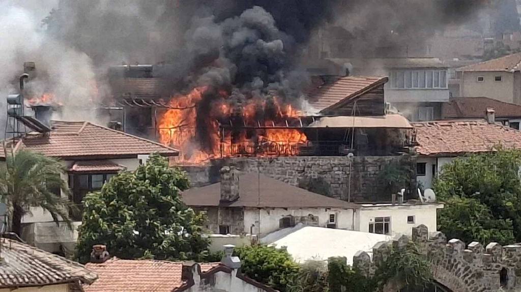 Antalya’nın tarihi semtinde alevler yükseldi!