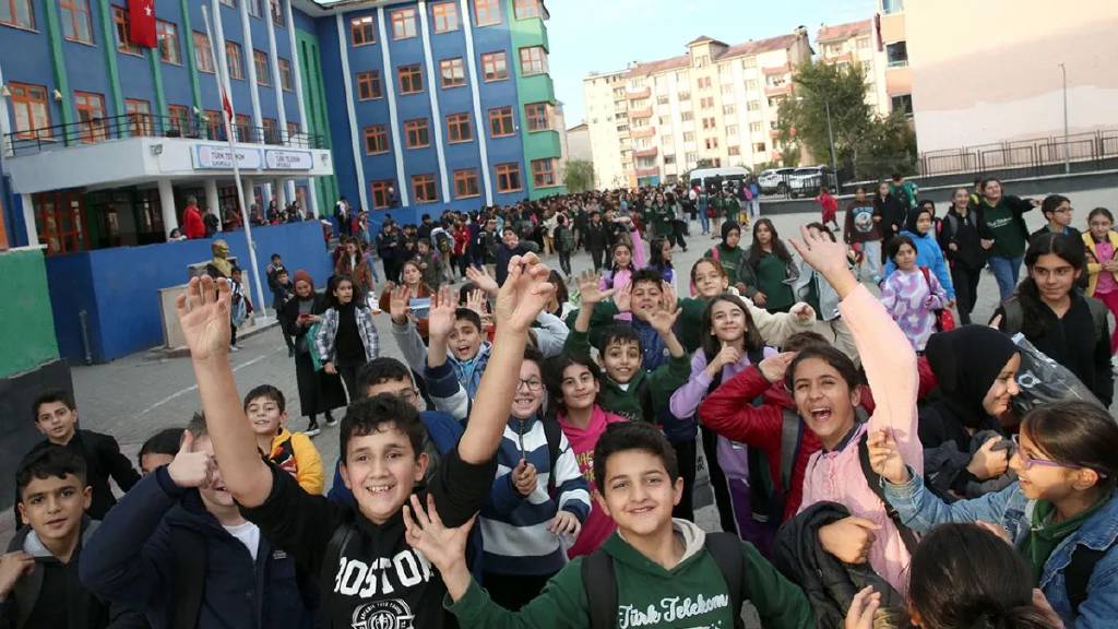 Yaklaşık 20 milyon öğrenci cuma günü karne alacak