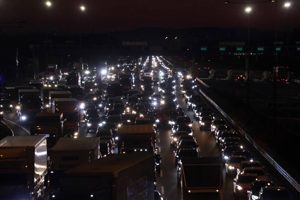 Yollarda Kurban Bayramı yoğunluğu! Trafikte zaman durdu…