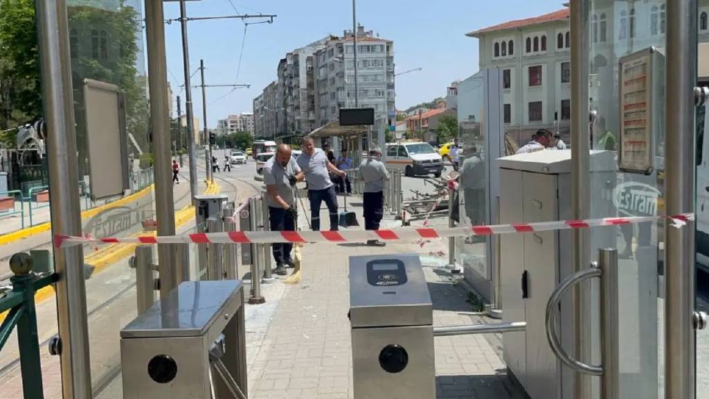 Otobüs, tramvay durağına daldı: 2 yaralı
