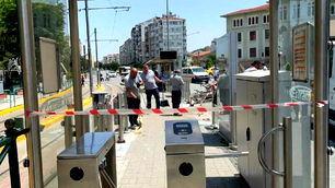 Otobüs, tramvay durağına daldı: 2 yaralı