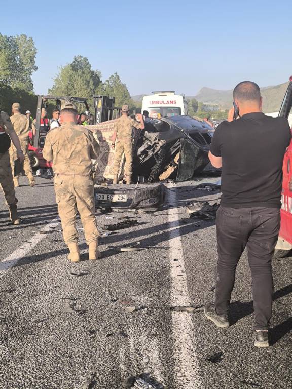 Bitlis'te feci kaza: 2 ölü, 2 yaralı