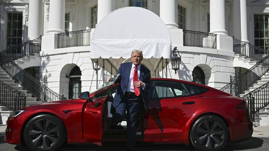 Trump, Musk ile anlaşmazlık nedeniyle Tesla'sını satmayı düşünüyor
