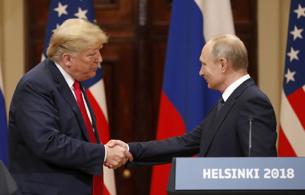 Trump ve Putin, telefonda görüştü...