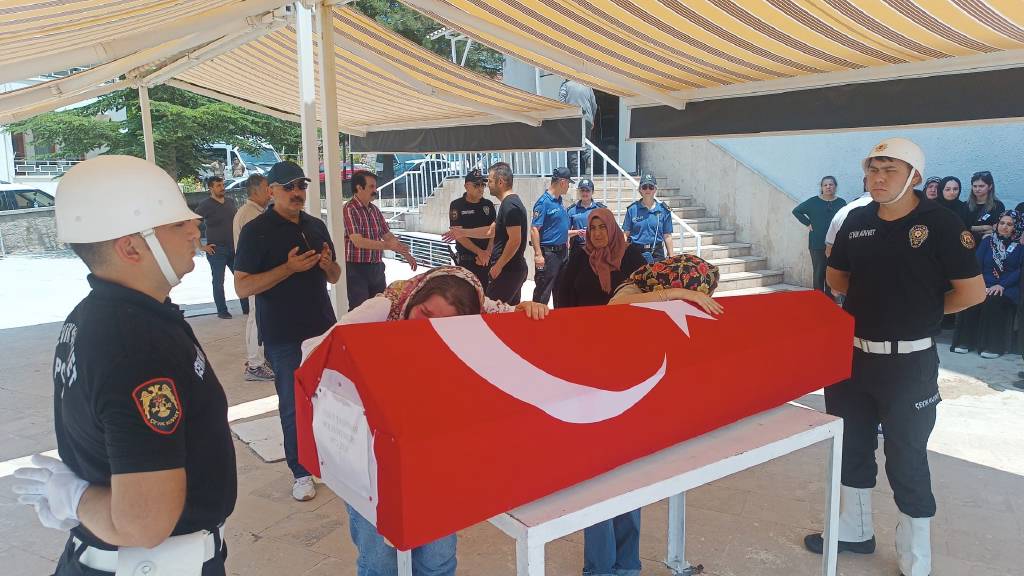 Kurban keserken kalp krizi geçiren polis, hayatını kaybetti