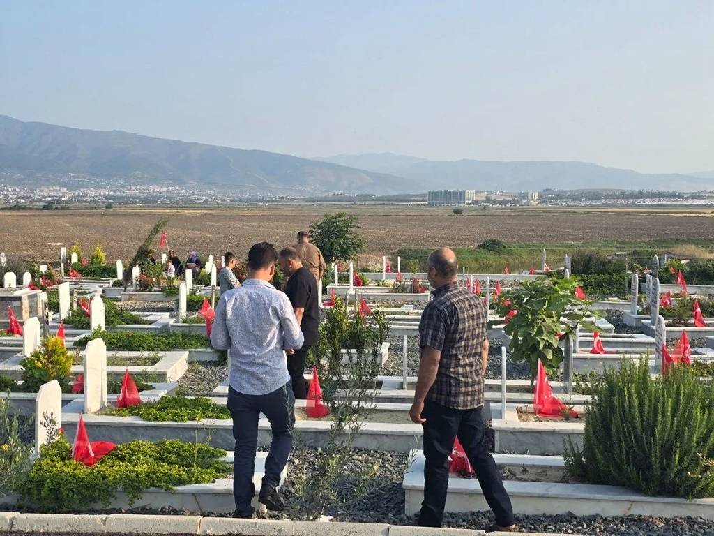 Deprem şehitliğinde buruk bayram...
