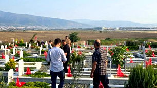Deprem şehitliğinde buruk bayram...