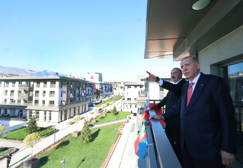 Erdoğan ve Aliyev, depremzede bir aileyi ziyaret etti