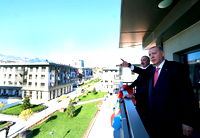 Erdoğan ve Aliyev, depremzede bir aileyi ziyaret etti