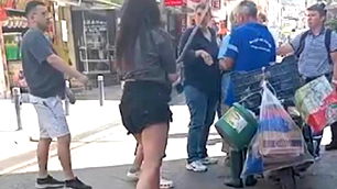 İzmir'de, belediye işçisine saldıran 2 genç kız tutuklandı…