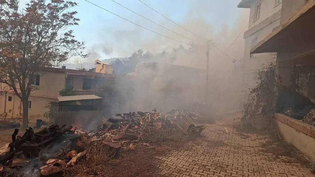 Hatay’da orman yangını felaketi: Evler tahliye ediliyor