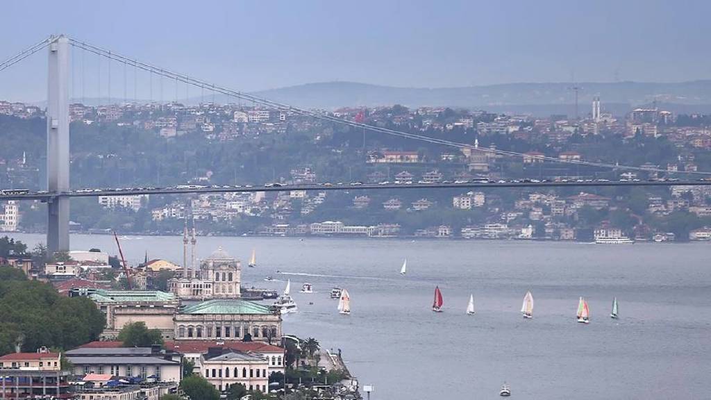İstanbul Boğazı'nda gemi trafiği çift yönlü askıya alındı