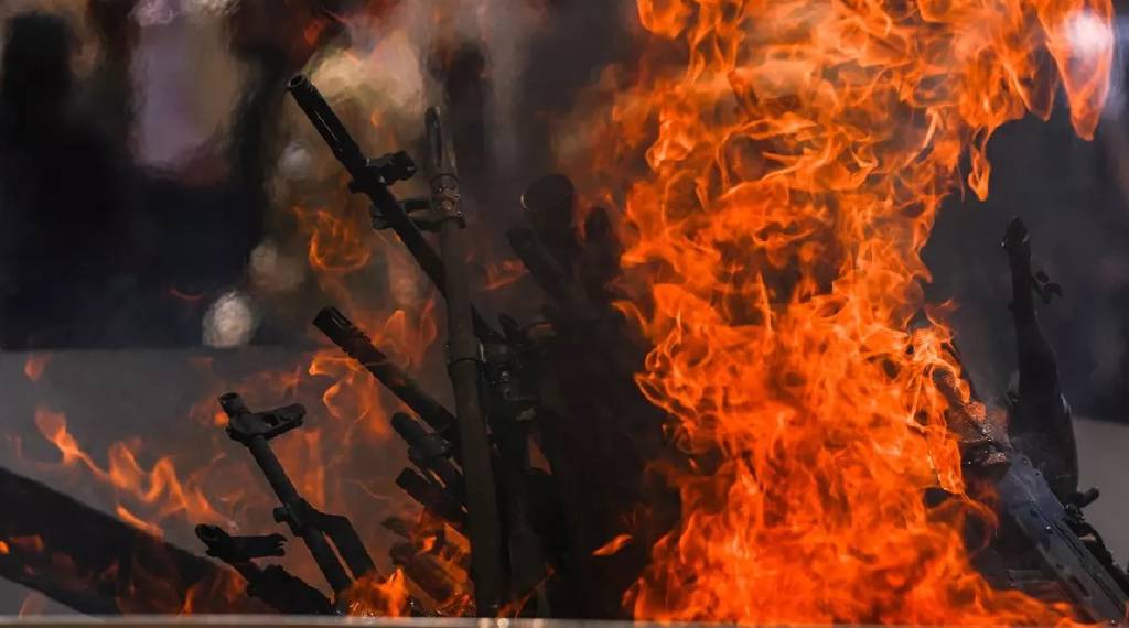 Terör örgütü PKK'lı ilk grubun silahlarını yakması dünya basınında…