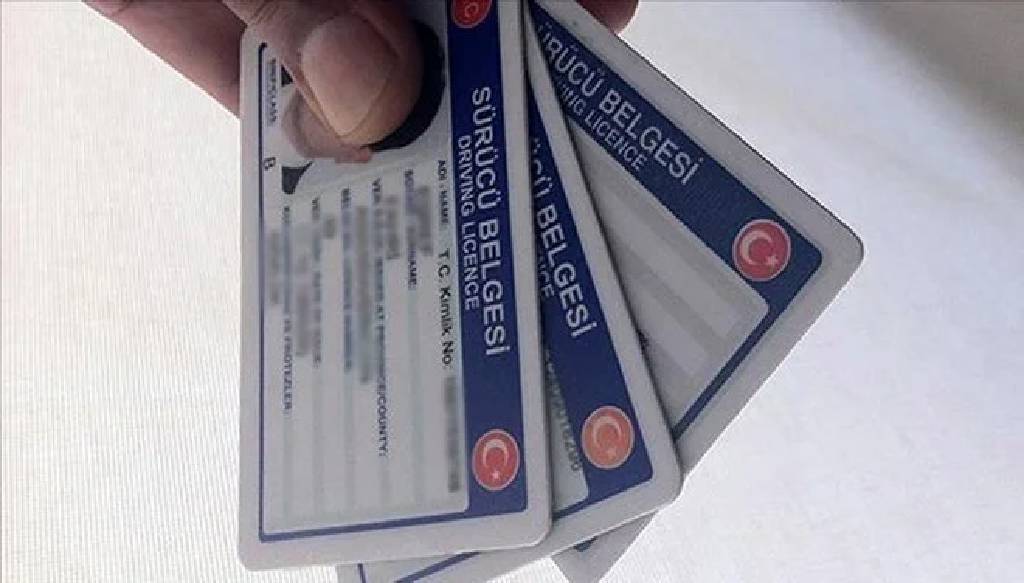 Ehliyet yenileme ücreti yarın 7 bin 438 TL’ye yükseliyor"