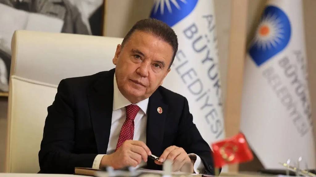 Muhittin Böcek hastaneye kaldırıldı