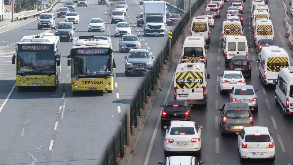 Okul servisleri ve toplu taşımada güvenlik devrimi: Kamera ve acil buton zorunlu!