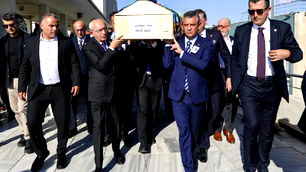 Özgür Özel ile Kemal Kılıçdaroğlu cenazede bir araya geldi