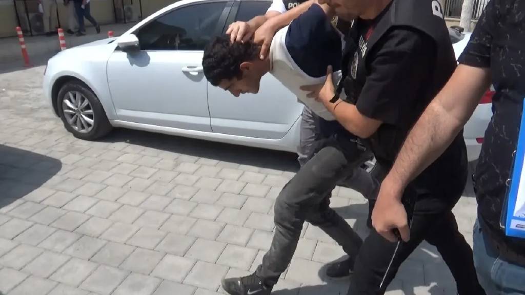 Doktor ve güvenlik görevlisini boğazından bıçaklayan zanlı tutuklandı