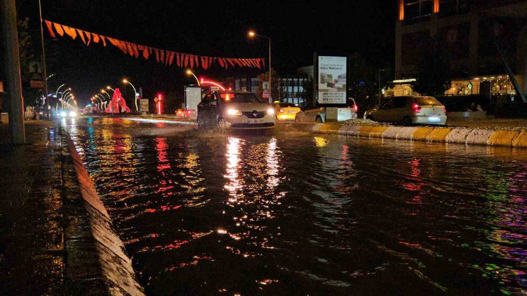 Edirne’de su borusu patladı: Sokaklar su altında kaldı