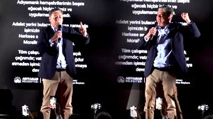 CHP Grup Başkanvekili Emir sahneden düştü: Hastaneye Kaldırıldı!