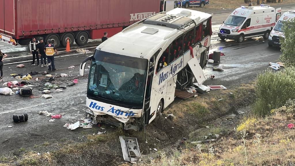 Sivas'ta yolcu otobüsü devrildi: 4 kişi öldü, 40 kişi yaralandı
