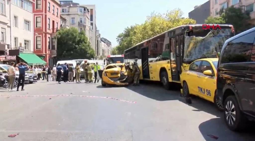 Taksim'de zincirleme kaza! 9 araç birbirine girdi…