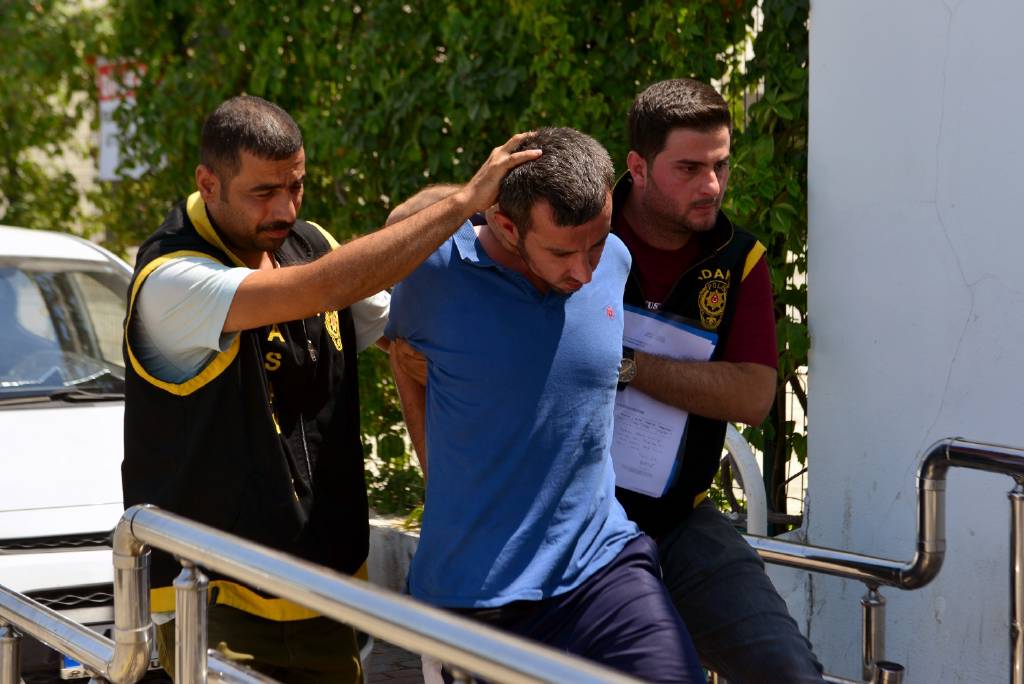 Annesini sopayla öldüren cani tutuklandı…
