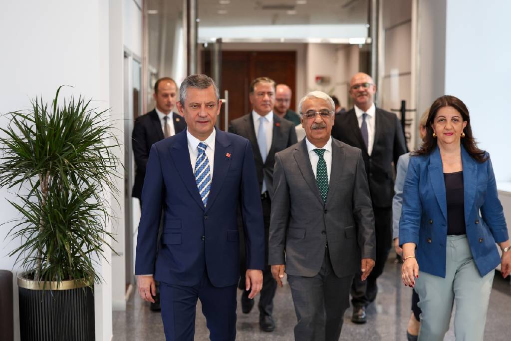 CHP, DEM Parti heyetini ağırladı… Gündemde ‘PKK’nın silah bırakması’ vardı…