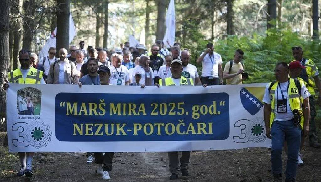 Srebrenitsa’da barış umudu: Ölüm yolunda adımlar