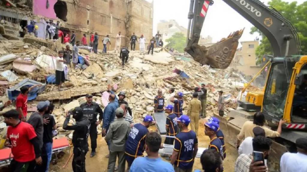 Pakistan'da 5 katlı bina çöktü: 27 ölü