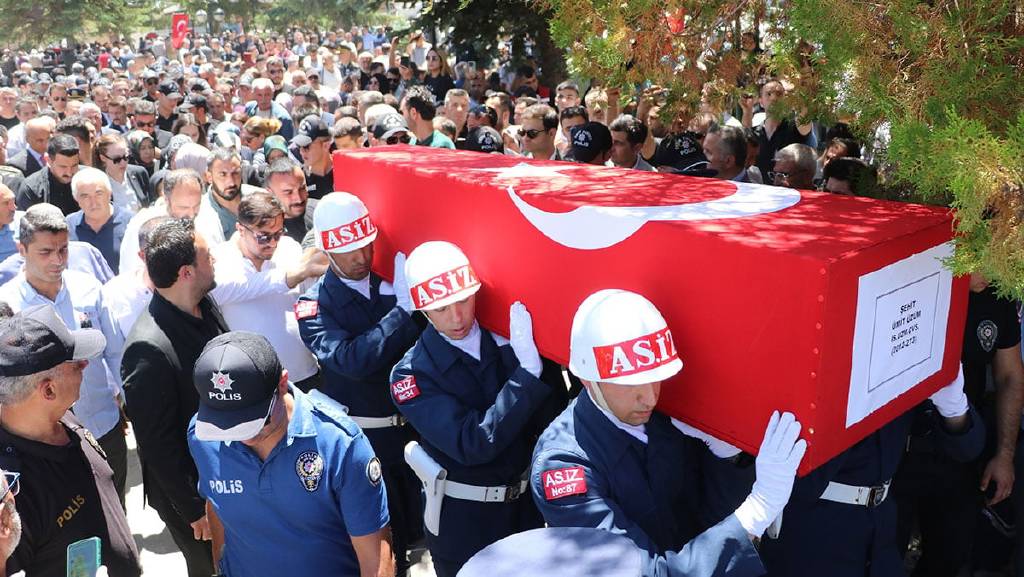 Şehit Ümit Üzüm'ün cenazesinde acılı abla isyan etti!