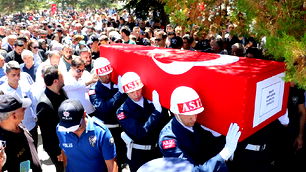 Şehit Ümit Üzüm'ün cenazesinde acılı abla isyan etti!