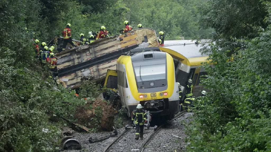 Almanya'da yolcu treni raydan çıktı: 3 kişi hayatını kaybetti