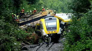 Almanya'da yolcu treni raydan çıktı: 3 kişi hayatını kaybetti
