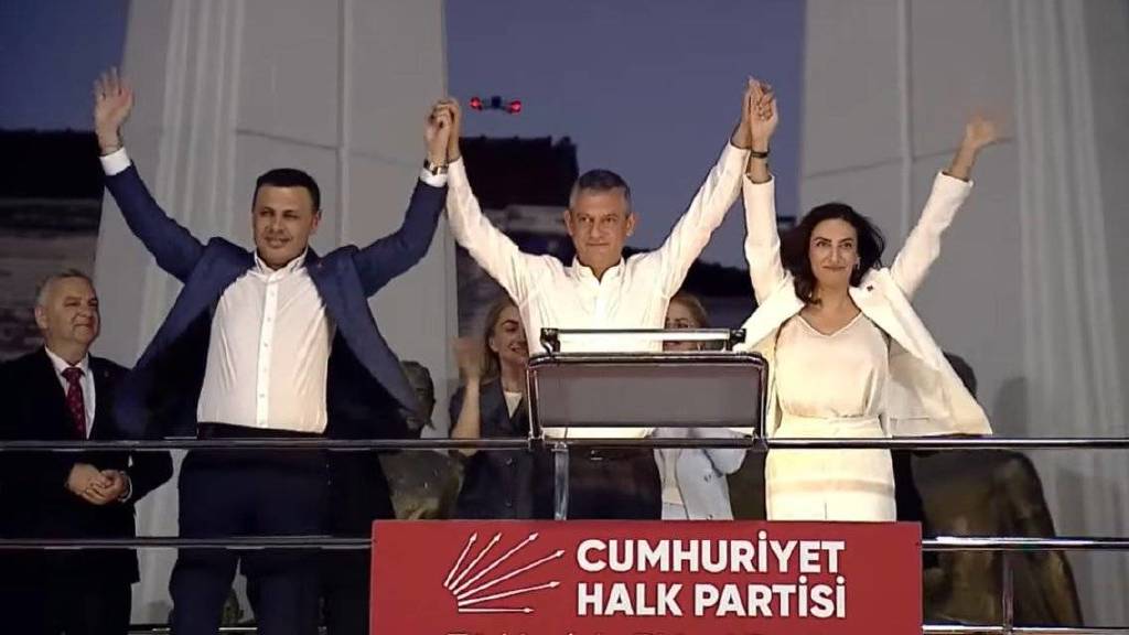DEVA'dan istifa eden Evrim Rızvanoğlu ve Cem Avşar, CHP'ye katıldı